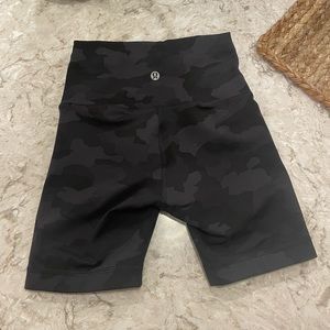 Lululemon Wunder Train 6” Shorts